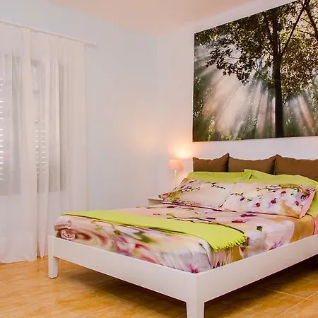 Groovy Apartment *